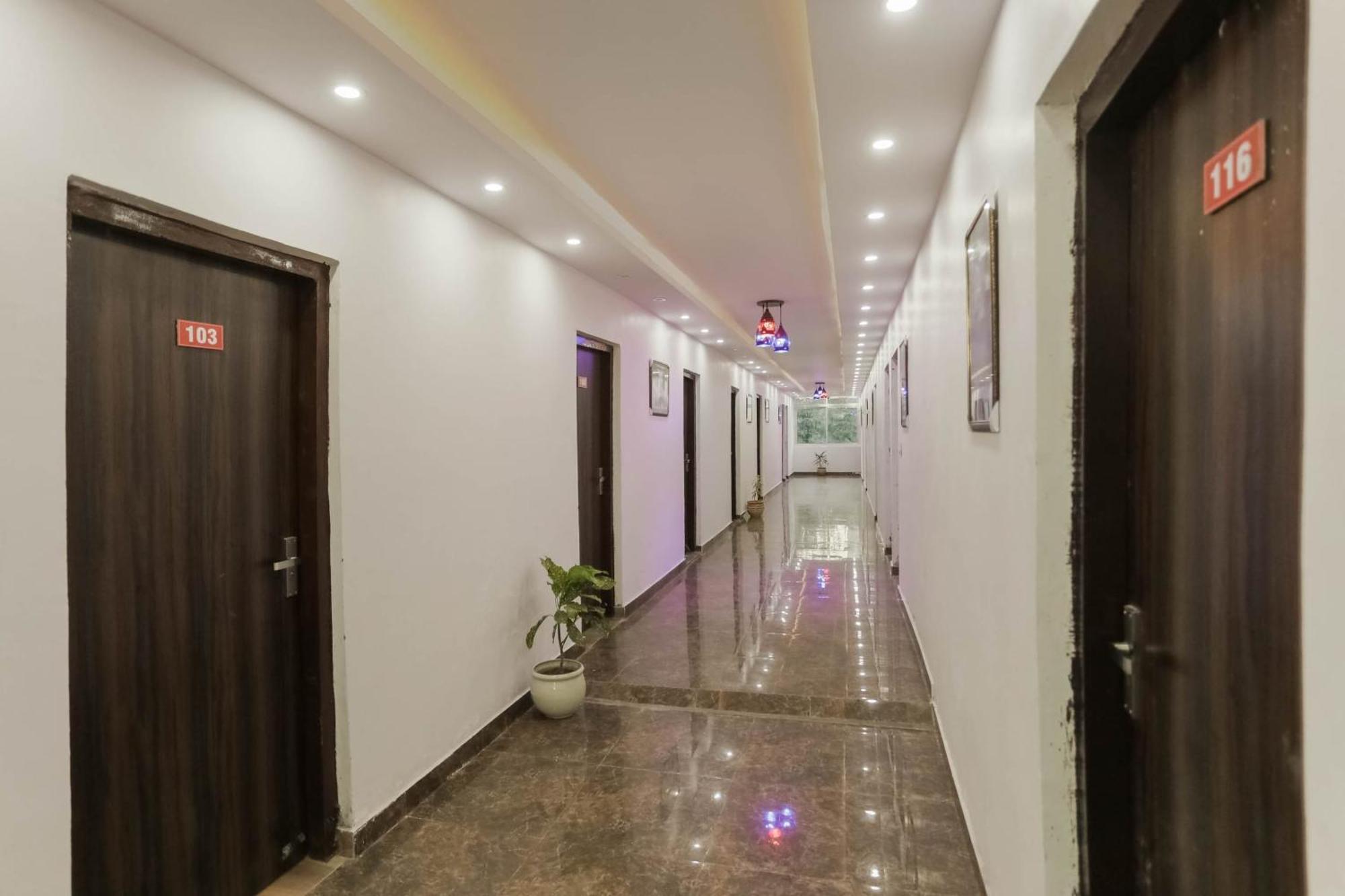 Hotel O Red Velvet Rooms & Banquet Faridabad Exterior foto